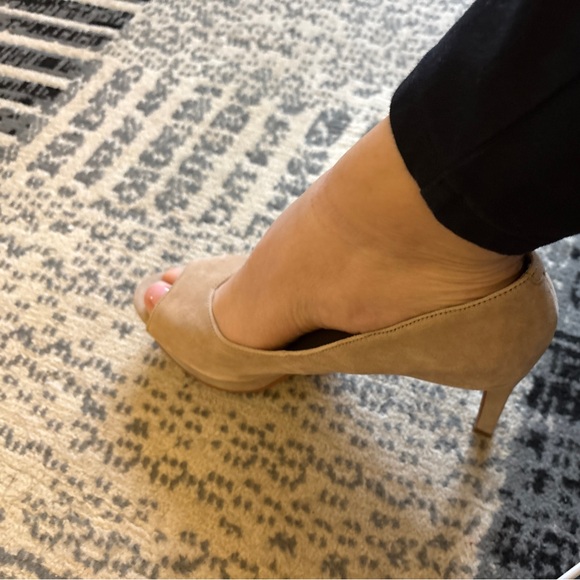 Bandolino Suede Heels Classic Peep-Toe Design - Picture 6 of 6